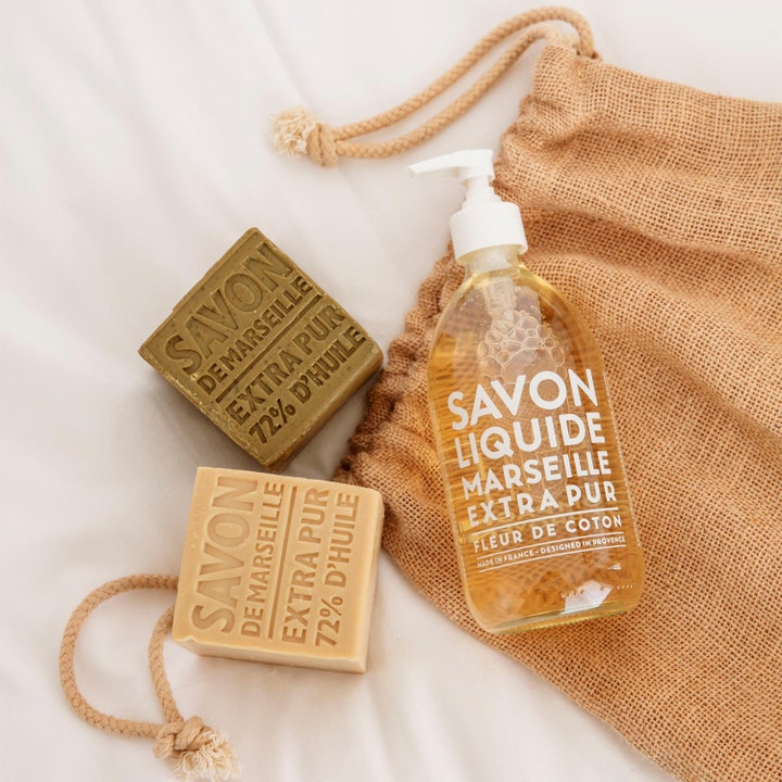 Compagnie de Provence Cube Of Marseille Soap Olive 400 g fugtgivende håndsæbe i faste blokke ved en rustik jute pose