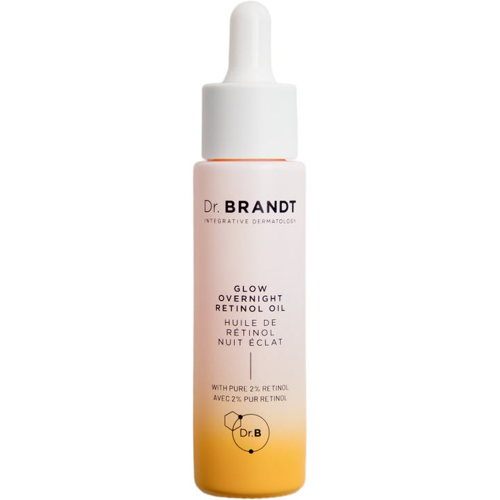 Dr. Brandt Glow Overnight Retinol Oil ansigtsolie med 2% retinol i en slank hvid og gul flaske med hvid pipette.