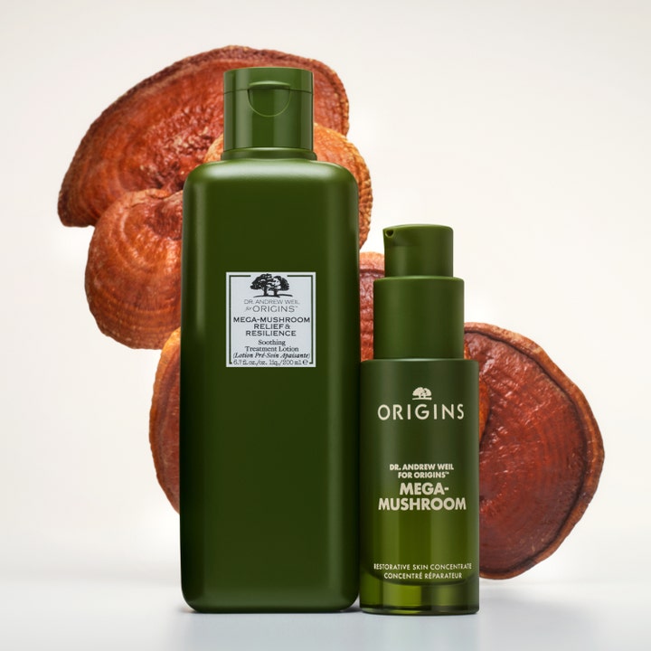 Origins Dr. Weil Mega-Mushroom 200 ml beroligende lotion i grønne flasker foran brune reishi-svampe