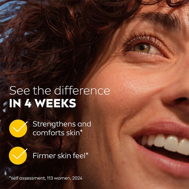 NIVEA Q10 Anti-Wrinkle Sensitive Day Cream 50 ml dagcreme på smilende kvinde med tekst om fastere hud
