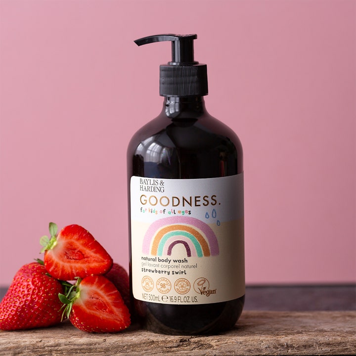 Baylis & Harding Goodness Kids Strawberry Swirl 500 ml vegansk kropssæbe i mørk pumpeflaske med regnbue og friske jordbær.