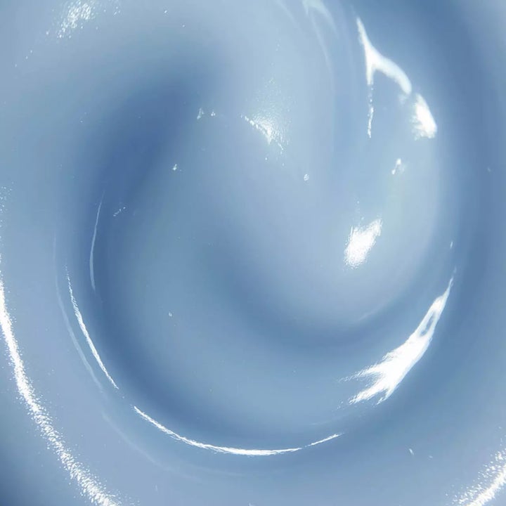 MANTLE The Longevity Cream 50 ml fugtgivende ansigtscreme med en glansfuld lyseblå og cremet tekstur.