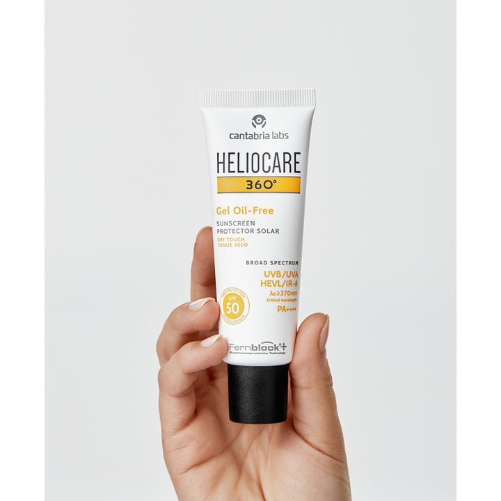 Heliocare 360° Gel Oil-Free 50 ml solcreme giver mat finish i hvid tube med sort låg holdt af en hånd