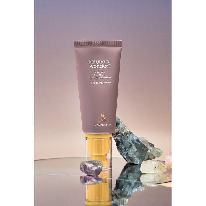 haruharu wonder Black Rice Pure Mineral Relief Daily Sunscreen 50 ml SPF 50 solcreme i lilla tube med gul pumpe