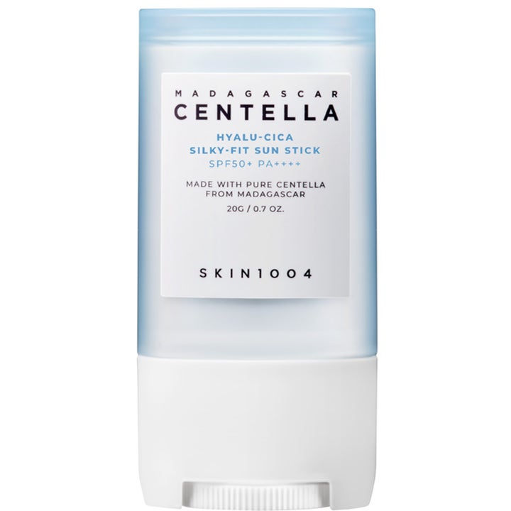 SKIN1004 Madagascar Centella Hyalu-Cica Silky-Fit Sun Stick 20g fugtgivende solstift i lyseblåt hylster med hvid base