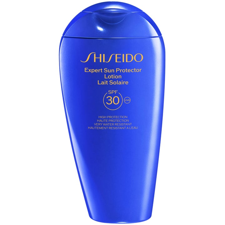 Shiseido Expert Sun Protector Lotion SPF 30 solcreme giver høj solbeskyttelse i en blå plastflaske med gul tekst