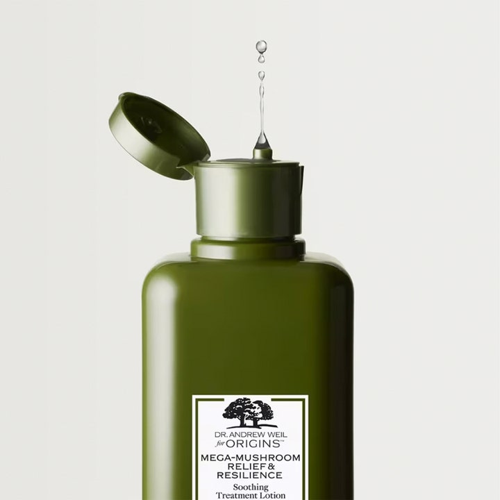 Origins Dr. Weil Mega-Mushroom Treatment Lotion 200 ml beroligende ansigtspleje i mørkegrøn flaske med klar dråbe