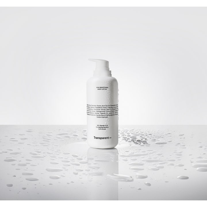 Niche Beauty Lab Transparent Lab Aha Smoothing Body Lotion 400 ml eksfolierende kropspleje i hvid flaske med vanddråber