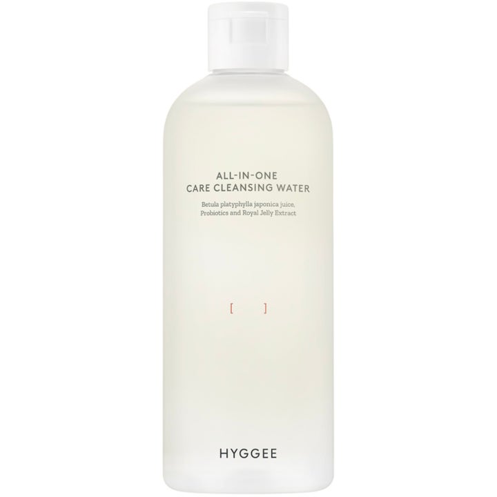 HYGGEE All-in-One Care Cleansing Water 400ml beroligende ansigtsrens i frostet hvid plastflaske med vippelåg