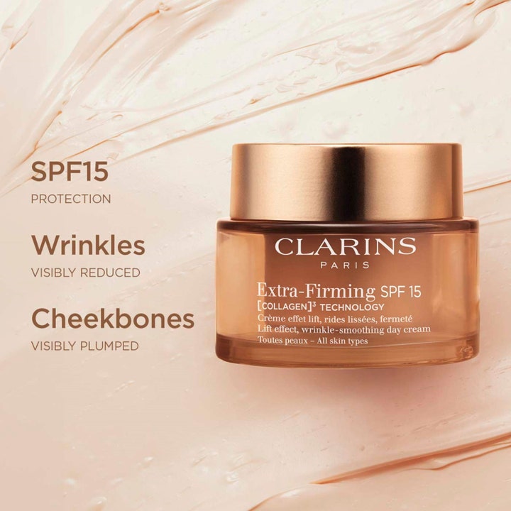 Clarins Extra-Firming Jour 50 ml rynkeudglattende dagcreme SPF15 i ferskenfarvet krukke på cremet baggrund.