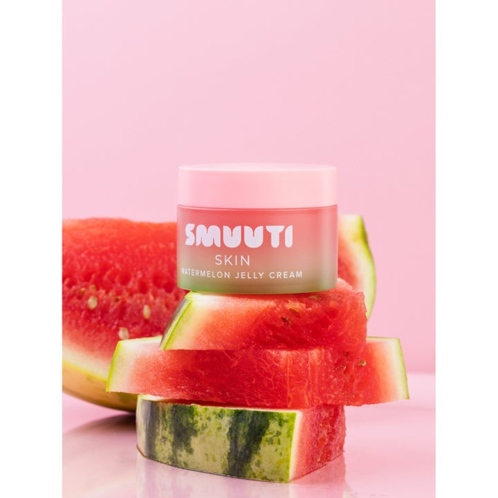 Smuuti Skin Watermelon Jelly Cream 50 ml fugtgivende ansigtscreme placeret på friske skiver af vandmelon