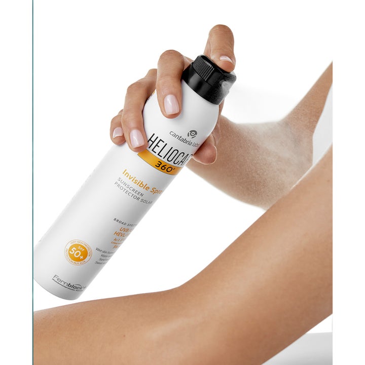 Heliocare Invisible Spray SPF 50+ 200 ml solcreme til kroppen der sprayes på en arm i en fin usynlig tåge