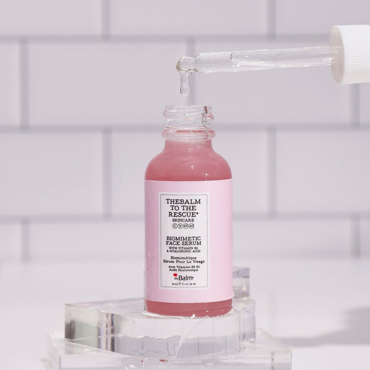 the Balm theBalm to the Rescue 30 ml fugtgivende serum med hyaluronsyre i lyserød flaske med åben pipette