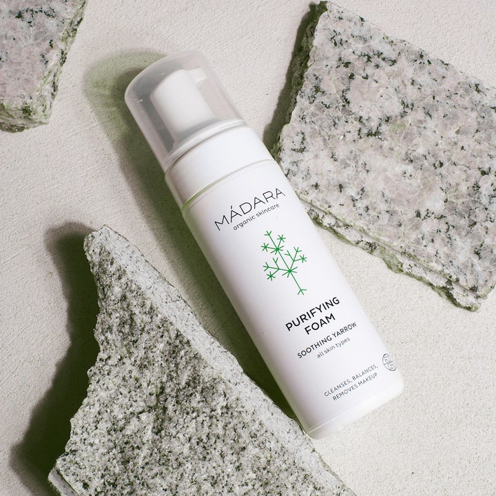 MÁDARA Purifying Foam 150 ml ansigtsrens på hvide stenplader fjerner makeup og renser huden effektivt