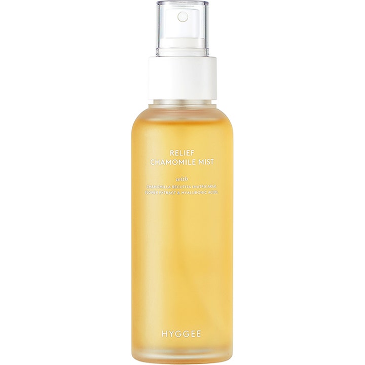 HYGGEE Relief Chamomile Mist beroligende ansigtsmist med kamille i en klar sprayflaske med gul væske.