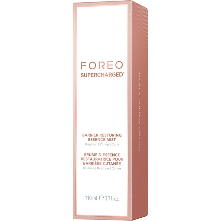 FOREO SUPERCHARGED Barrier Restoring Essence Mist 110 ml i en elegant rosaguld og hvid emballage