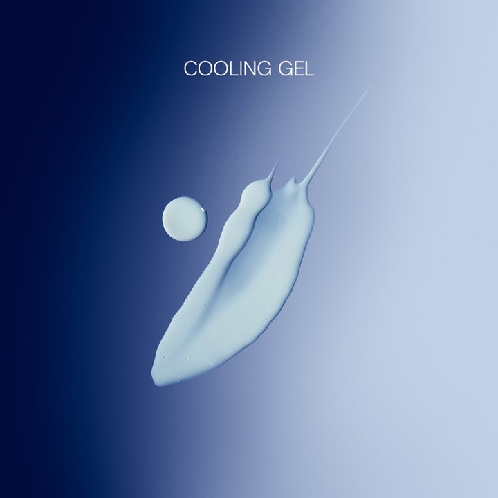 Elemis Pro-Collagen Tri-Acid Peel 30 ml peeling viser en cremet lyseblå cooling gel tekstur mod blå baggrund.
