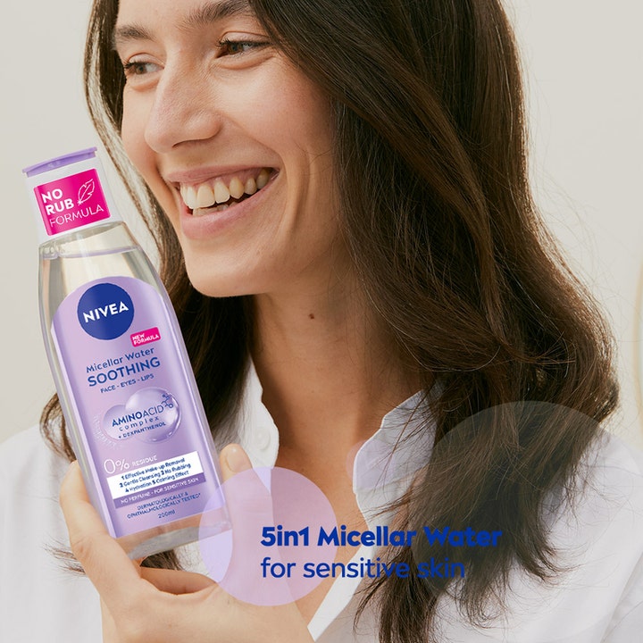 NIVEA Micellar Water Soothing 200 ml 5in1 makeupfjerner der beroliger sensitiv hud holdt af en smilende kvinde
