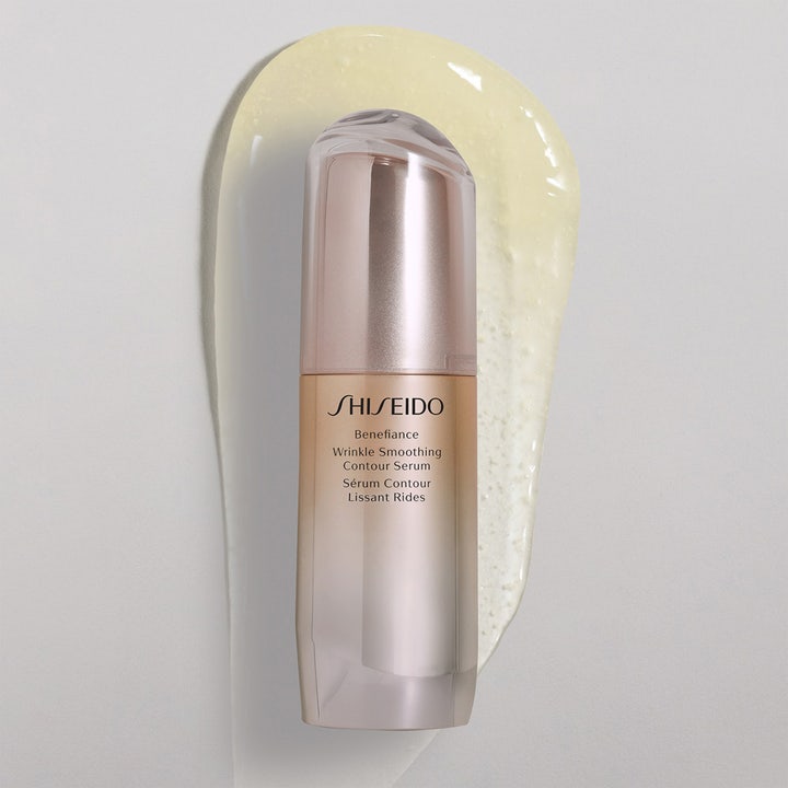 Shiseido Benefiance Wrinkle Smoothing Serum 30 ml udglattende ansigtsserum ovenpå en lysegul geltekstur