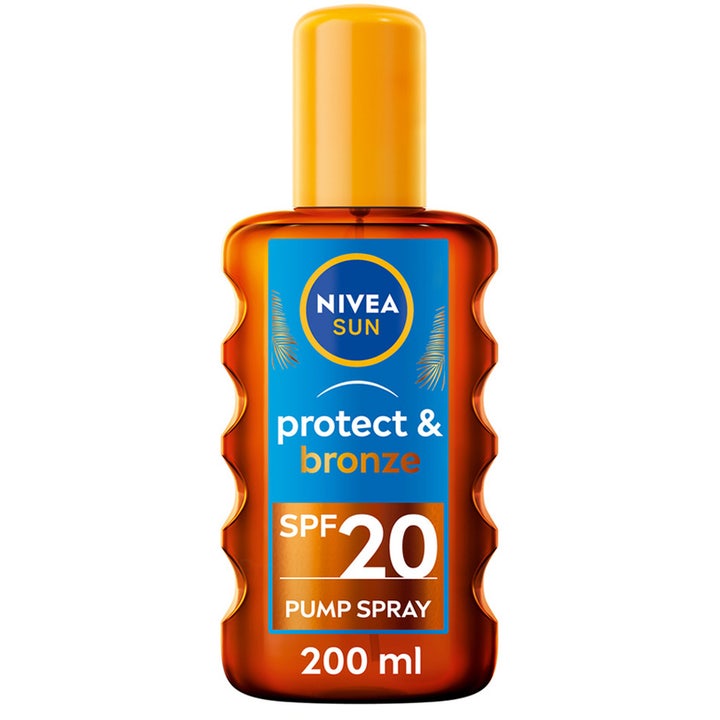 Nivea Sun Protect & Bronze 200 ml SPF 20 pump spray der fremmer en naturlig kulør i en brun flaske med gult låg.