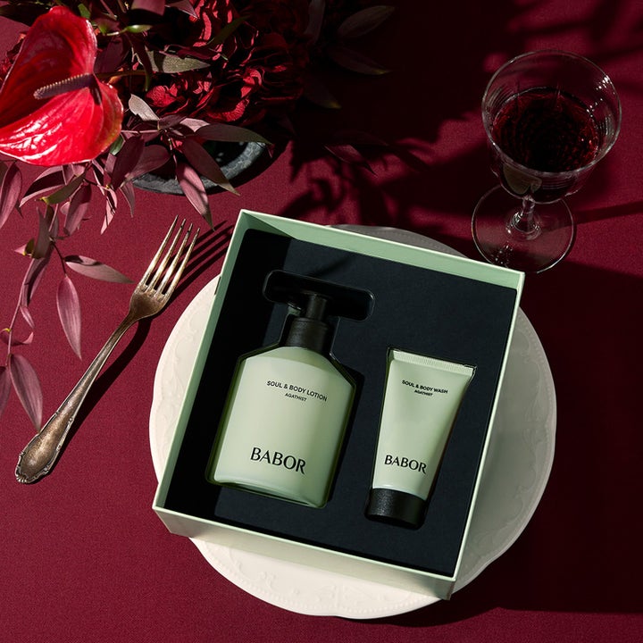 Babor Soul & Body Gift Set Agathist 300 ml kropspleje med grøn lotion og wash i et elegant lifestyle-miljø.