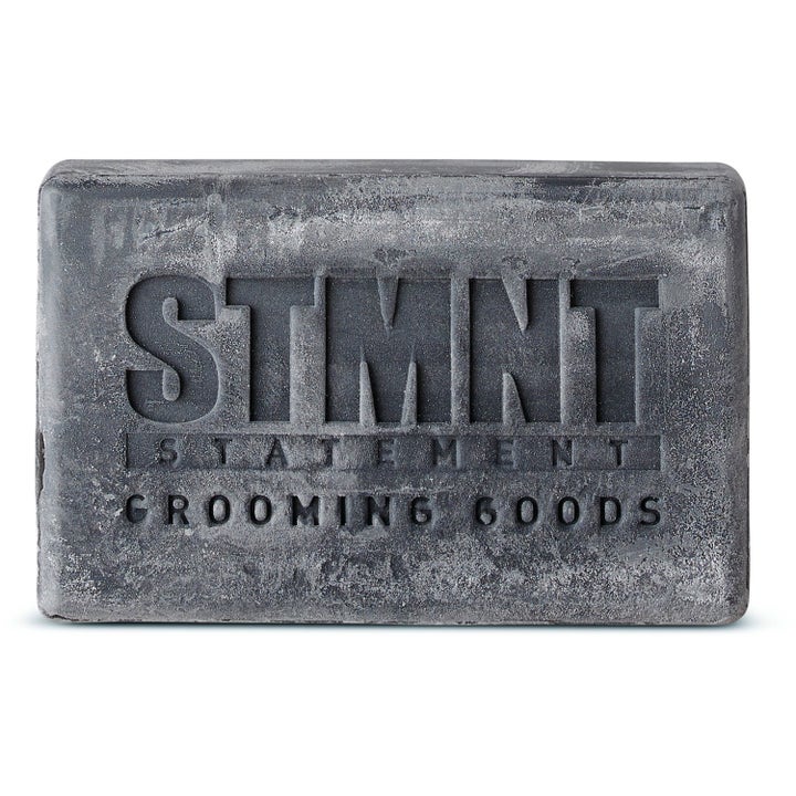 STMNT Grooming Goods Hair & Body Soapbar 125 g rensende fast sæbe til krop og hår i grå farve med præget logo