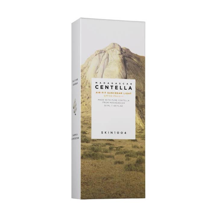 SKIN1004 Madagascar Centella Air-Fit Suncream Light 50 ml beroligende solcreme i hvid æske med bjergmotiv