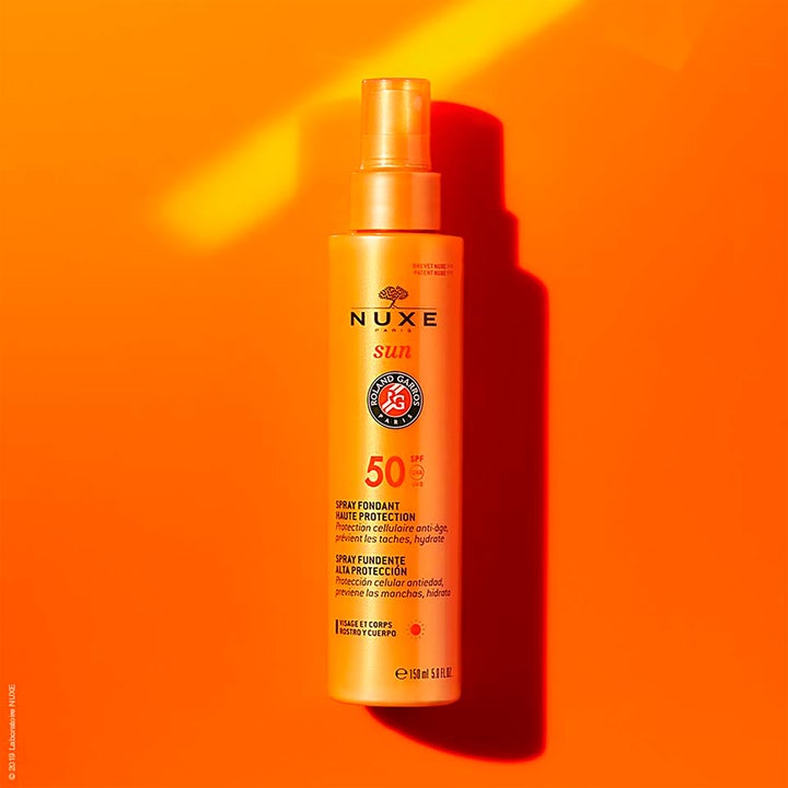 Nuxe Sun Face and Body Milk SPF50 184 g fugtgivende solcreme i orange sprayflaske med Roland Garros logo