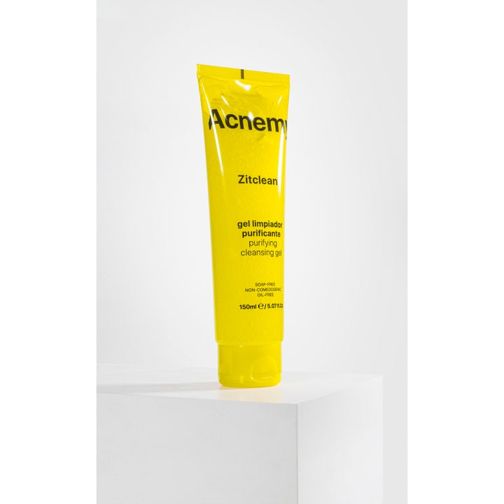 Niche Beauty Lab Acnemy Zitclean 150 ml rensende ansigtsvask i en klar gul tube stående på en hvid podie
