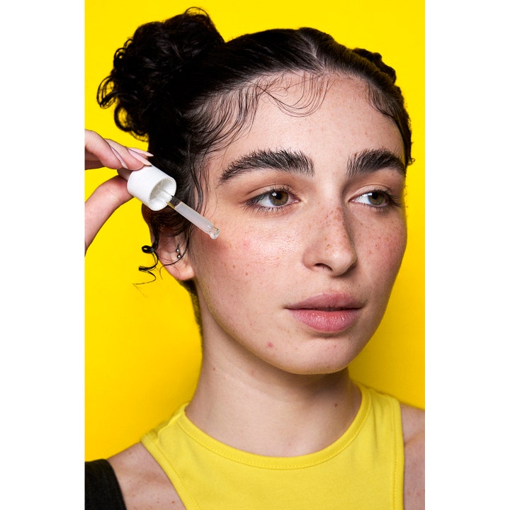 Niche Beauty Lab Acnemy Postzit 30 ml spot treatment mod mærker påføres med pipette på gul baggrund