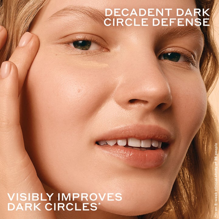 Ole Henriksen Truth Banana Bright + Eye Crème 15 ml øjencreme mod mørke rande på kvinde med teksten Dark Circle Defense.