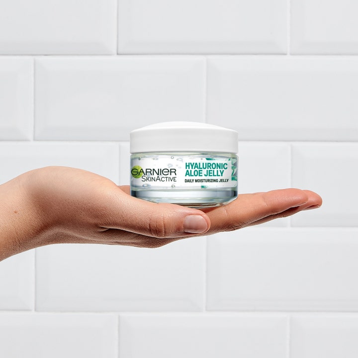 Garnier Hyaluron Aloe Jelly 50 ml fugtgivende ansigtscreme i glasruk holdt af en hånd