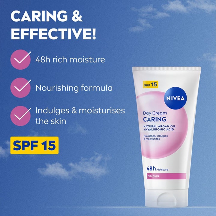 NIVEA Caring Day Cream 50 ml fugtgivende dagcreme med SPF 15 i hvid tube foran en blå himmel med hvide skyer