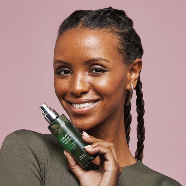 Hickap Bronze Glow Priming Moisturizer & Setting Spray på kvinde med glødende hud og fletninger