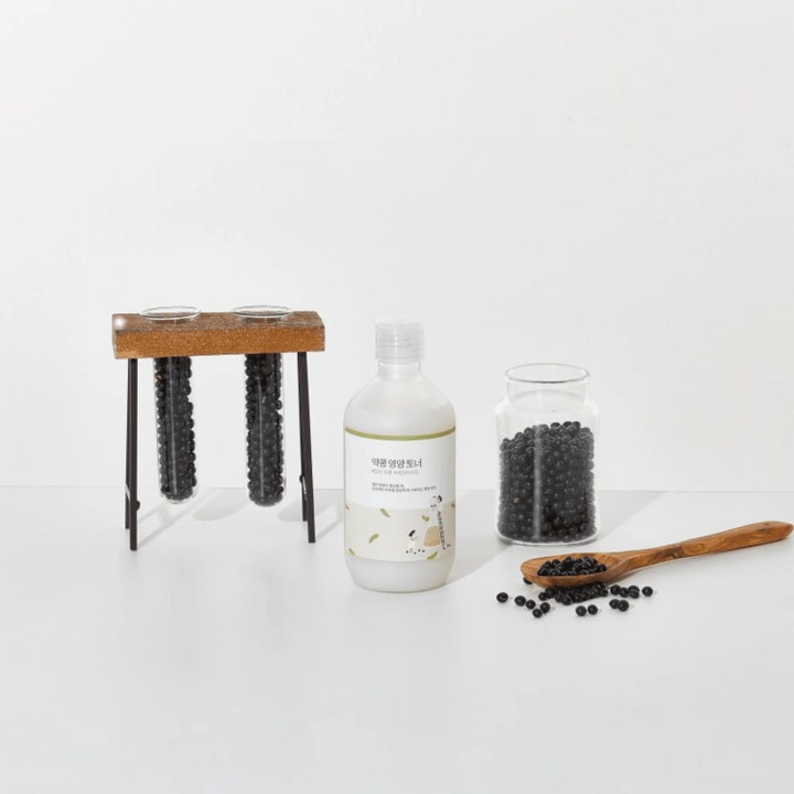 Round Lab Soybean Nourishing Toner 300 ml ansigtsvatten i plastflaske med sorte bønner i reagensglas