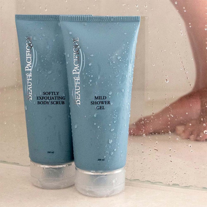 Beauté Pacifique Softly Exfoliating Body Scrub 200 ml eksfolierende kropspleje i blå tuber med vanddråber