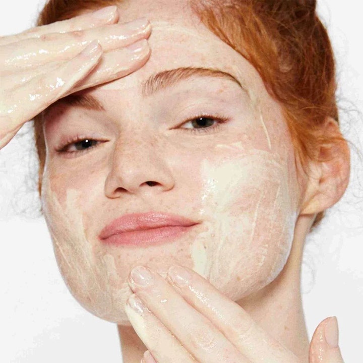 Dermalogica Daily Milkfoliant 74 g peeling der eksfolierer huden på en kvinde med rødligt hår