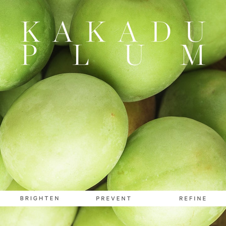 KORA Organics Kakadu Plum Vitamin C Serum 10 ml lysnende serum med grønne kakadublommer og teksten Brighten Prevent Refine