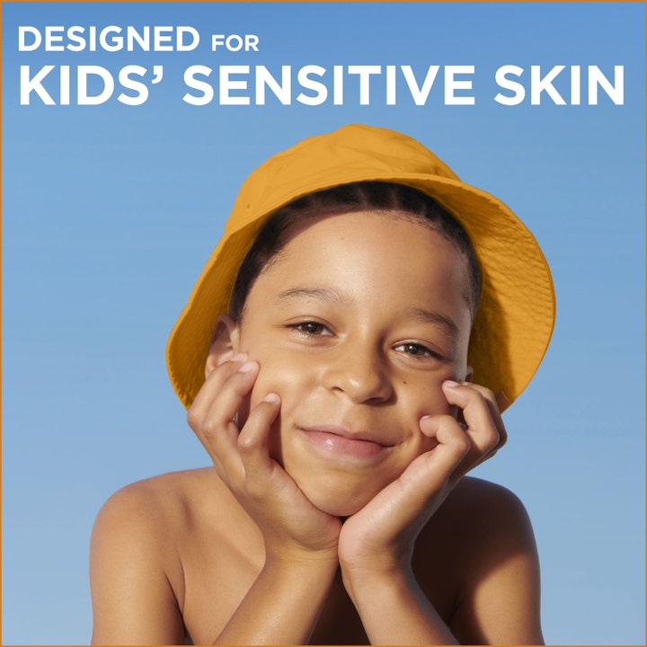 Garnier Ambre Solaire Kids Lotion 175 ml solcreme til sart hud viser et smilende barn med gul solhat