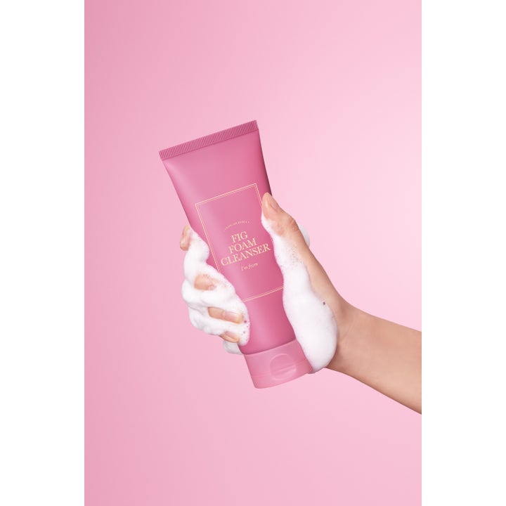 I'm from Fig Foam Cleanser 150 ml fugtgivende ansigtsrens i lyserød tube dækket af hvidt renseskum.
