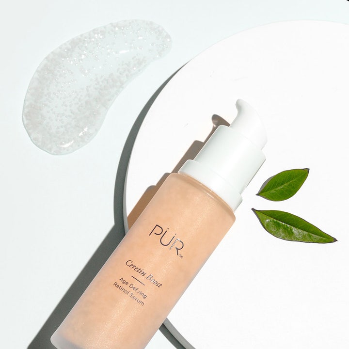 PÜR Ceretin Booster Retinol Serum 30 ml mod rynker i gennemsigtig flaske med hvid pumpe og klar konsistens