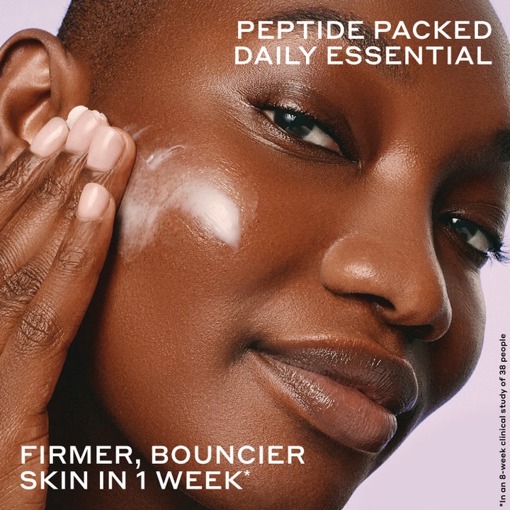 Ole Henriksen Strength Trainer Peptide Boost Moisturizer 50 ml ansigtscreme påføres huden for et fastere resultat.