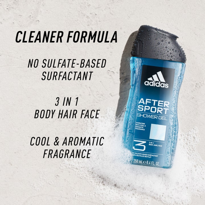 Adidas After Sport 250 ml 3-in-1 duschtvål i gennemsigtig blå flaske med vanddråber og hvidt sæbeskum.