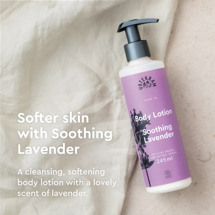 Urtekram Body Lotion Soothing Lavender 245 ml beroligende kropspleje i lilla flaske på lyst hørstof.