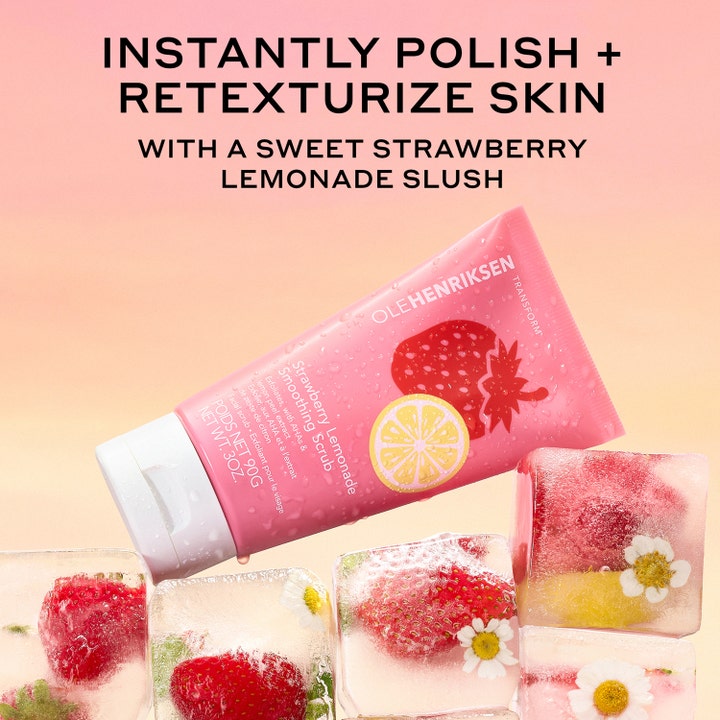 Ole Henriksen Strawberry Smoothing Scrub 90 ml ansigtsscrub i lyserød tube omgivet af isterninger med jordbær
