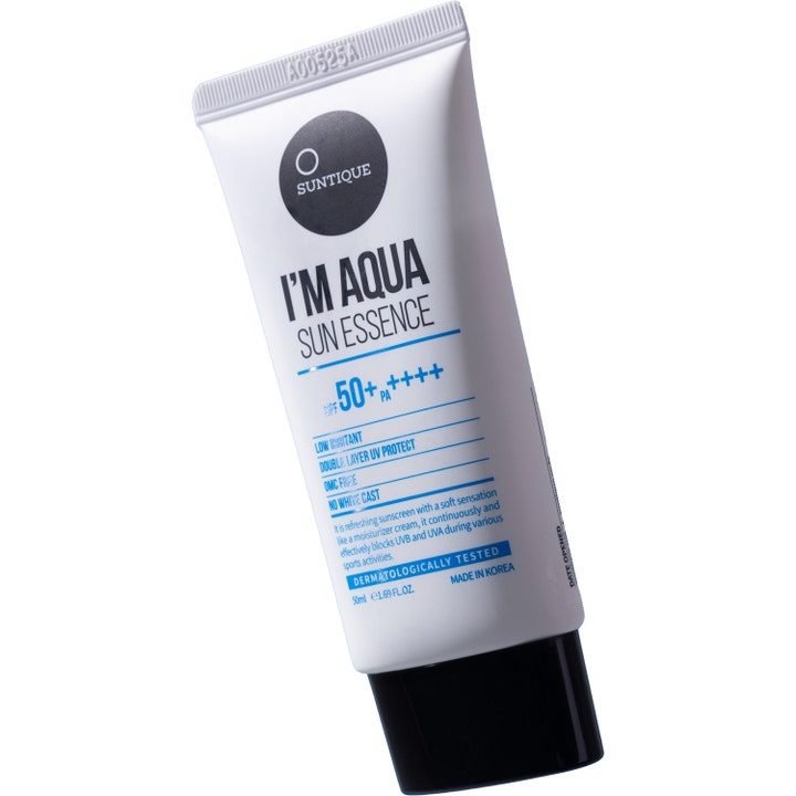 Suntique I'm Aqua Sun Essence 50 ml fugtgivende solcreme i hvid tube med sort låg og SPF 50+