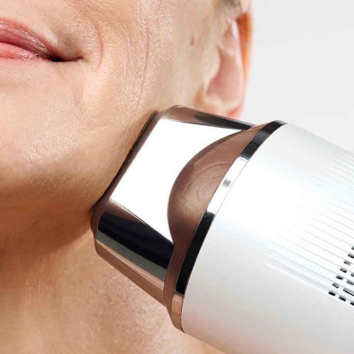 Currentbody Skin Laser Hair Removal Device til hårfjerning i hvidt design med sølvdetaljer bruges mod hagen