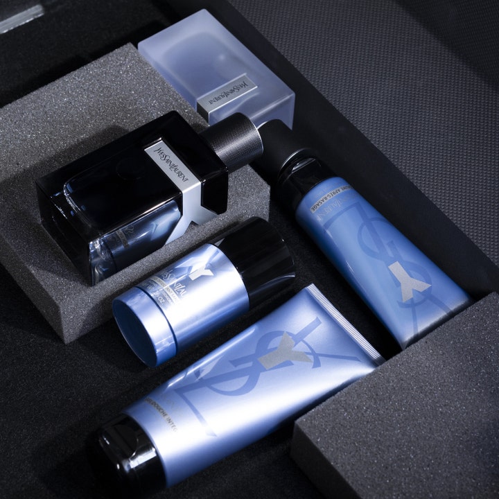 Yves Saint Laurent Y Deostick 75 g herredeodorant i lyseblå emballage vist i et gavesæt med matchende plejeprodukter