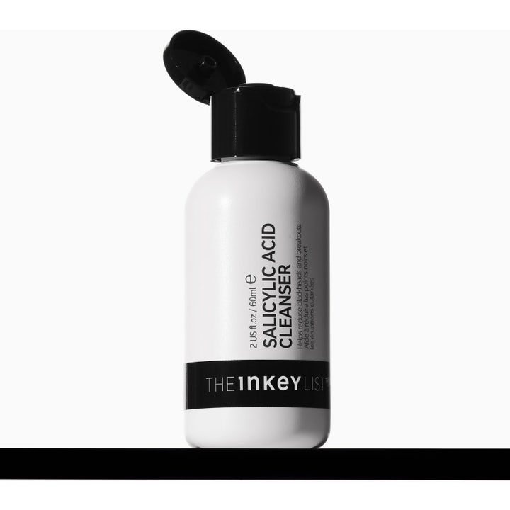 The INKEY List Salicylic Acid Cleanser 60 ml ansigtsrens mod uren hud i hvid flaske og papæske med sort låg