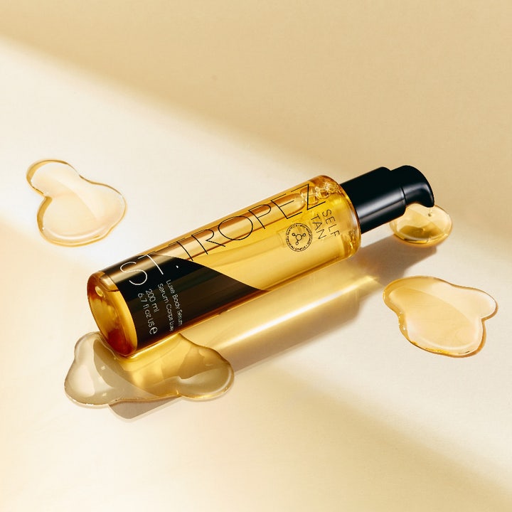 St.Tropez Self Tan Luxe Body Serum 200 ml fugtgivende selvbruner i klar flaske med dråber af gylden gel